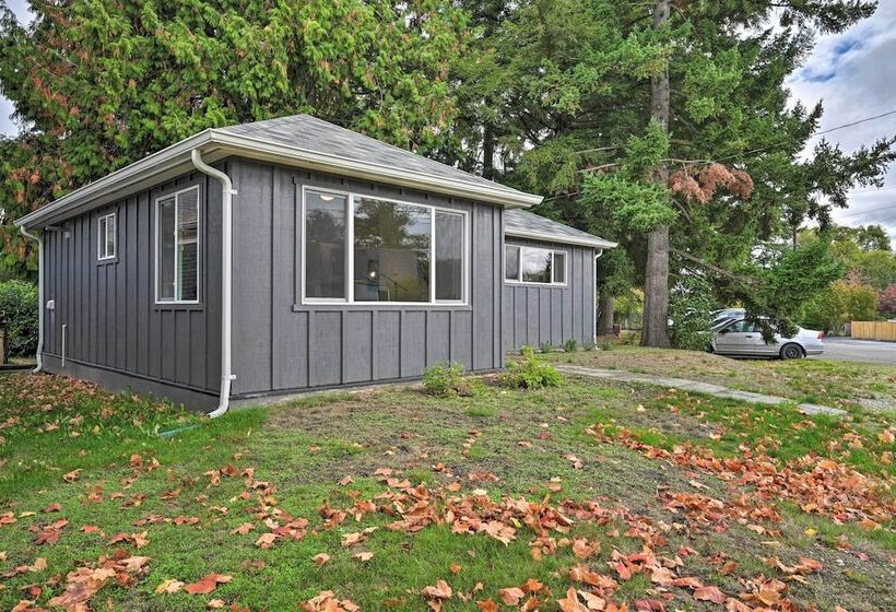 Bright Seattle Cottage W/ Private Backyard Access!
