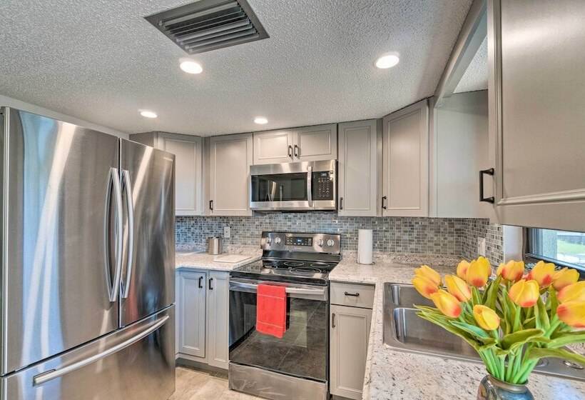 Bright Venice Home W/ Yard < 4 Miles To Beach!