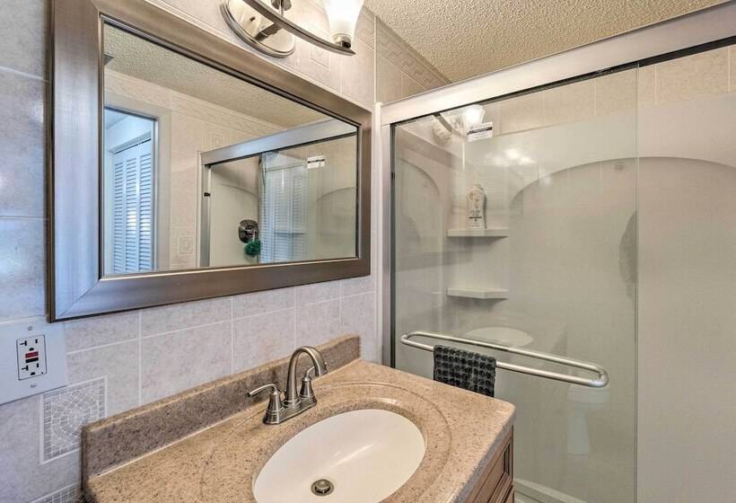 Bright Venice Home W/ Yard < 4 Miles To Beach!