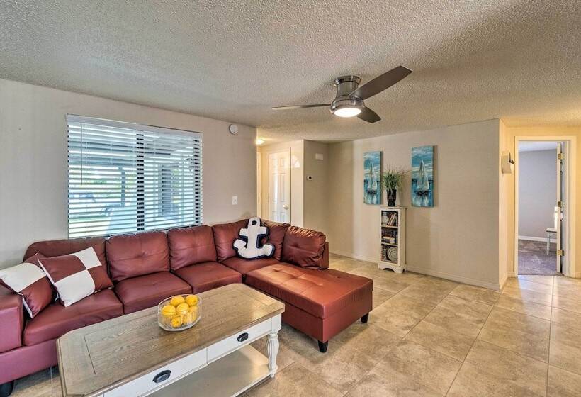 Bright Venice Home W/ Yard < 4 Miles To Beach!