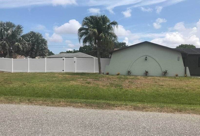 Bright Venice Home W/ Yard < 4 Miles To Beach!