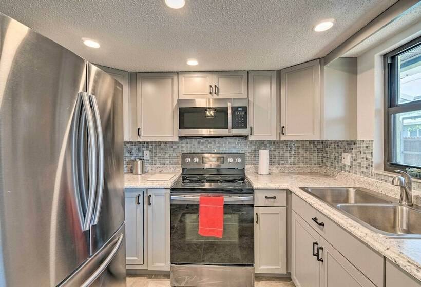 Bright Venice Home W/ Yard < 4 Miles To Beach!