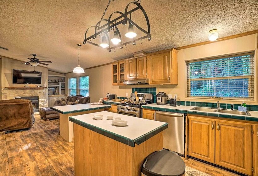 Broken Bow Oasis: Hot Tub, Fire Pit & Patio