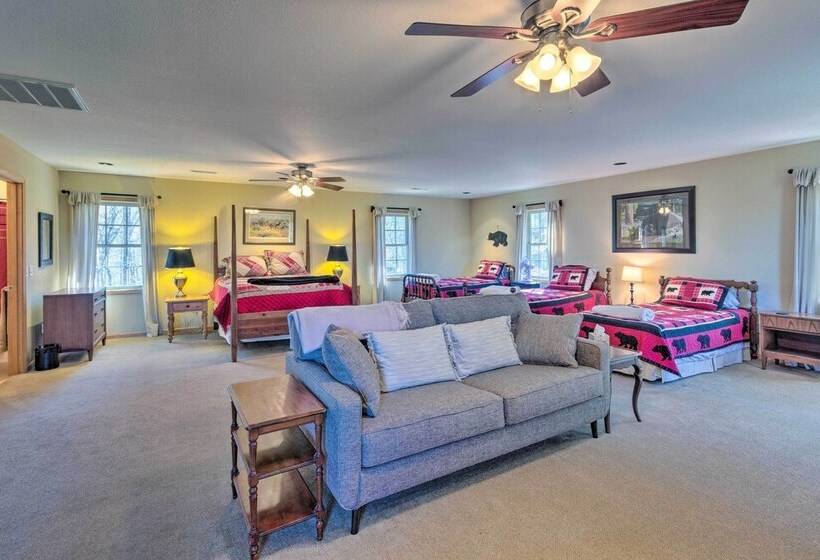 Burnsville Cabin: Wraparound Deck + Mountain View!