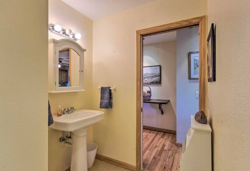 Burnsville Cabin: Wraparound Deck + Mountain View!