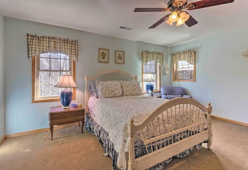 Burnsville Cabin: Wraparound Deck + Mountain View!