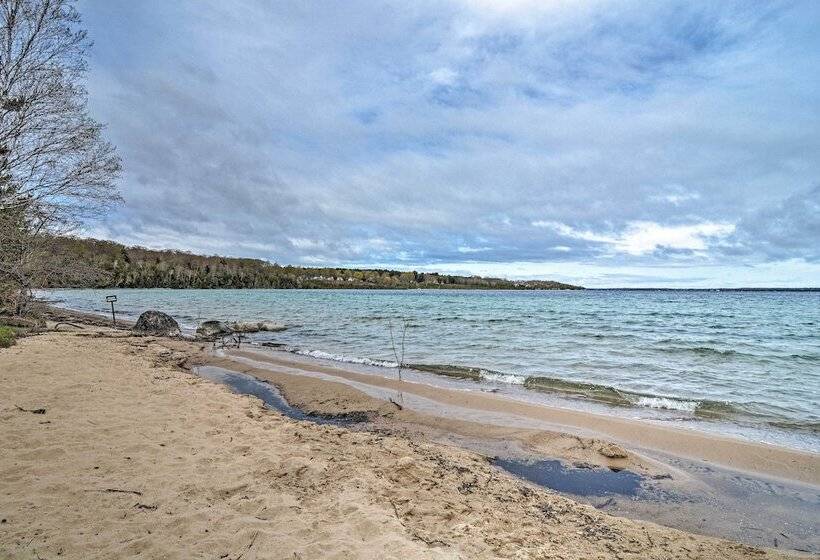 Pet Friendly Charlevoix Cabin: Walk To Lakefront!