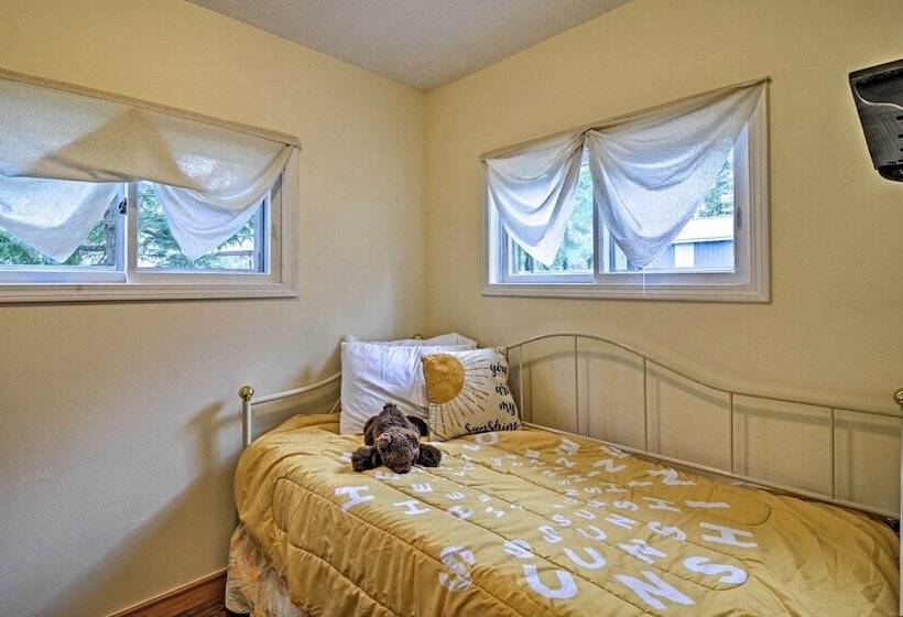 Pet Friendly Charlevoix Cabin: Walk To Lakefront!