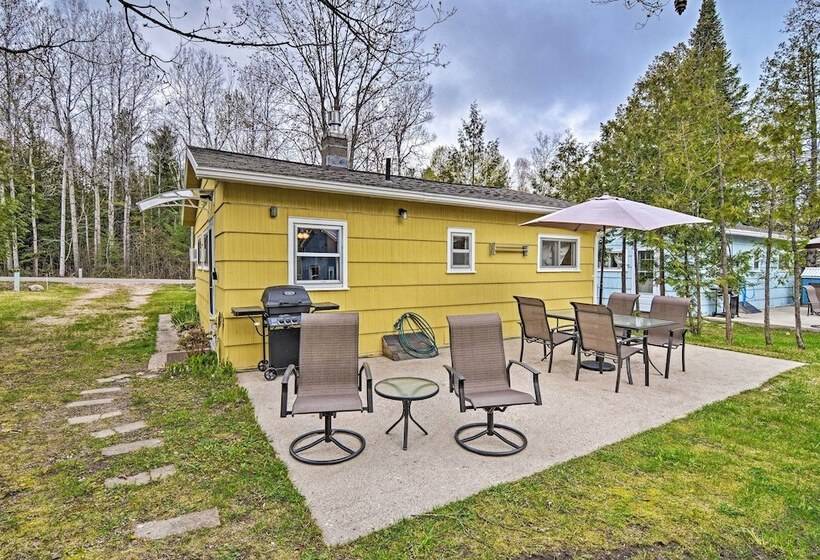 Pet Friendly Charlevoix Cabin: Walk To Lakefront!