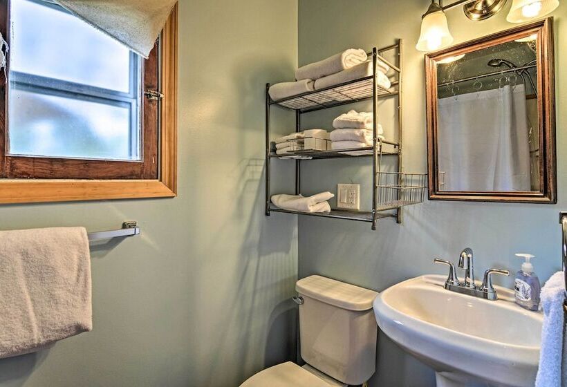 Pet Friendly Charlevoix Cabin: Walk To Lakefront!