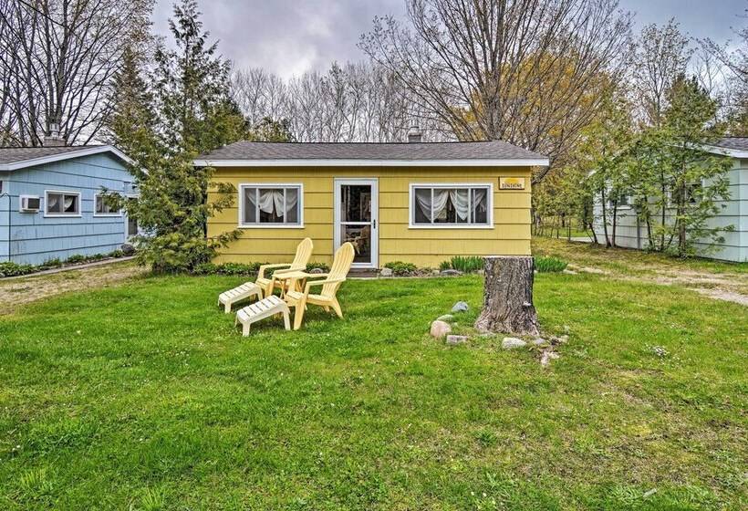 Pet Friendly Charlevoix Cabin: Walk To Lakefront!