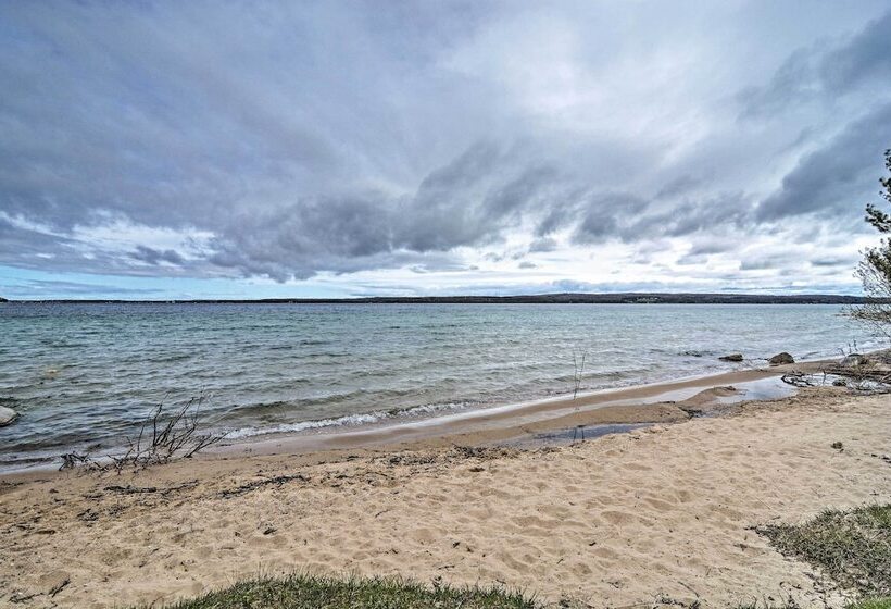 Pet Friendly Charlevoix Cabin: Walk To Lakefront!