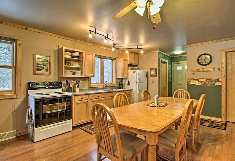 Cabin W/ Kayaks Situated On The Wisconsin River!