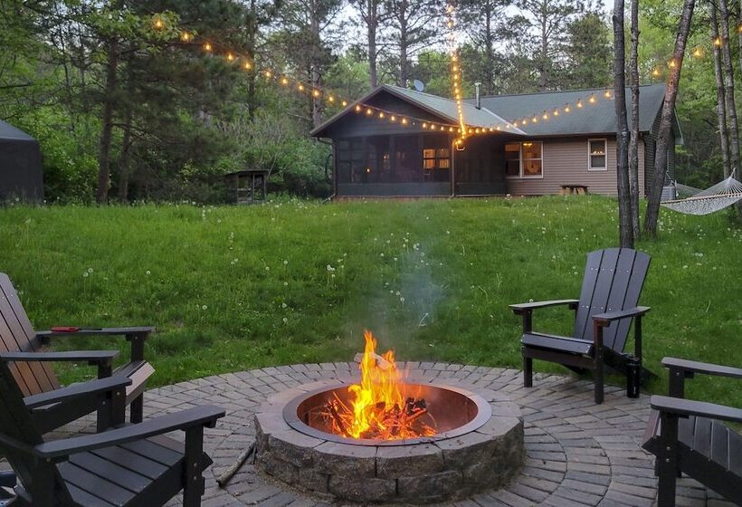 Cabin W/ Kayaks Situated On The Wisconsin River!