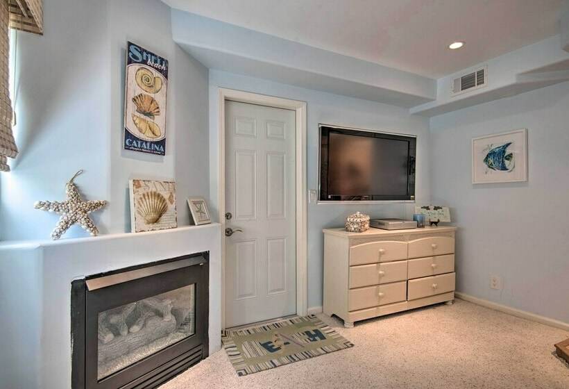 Catalina Island Home: Walk To Main Street Beach!