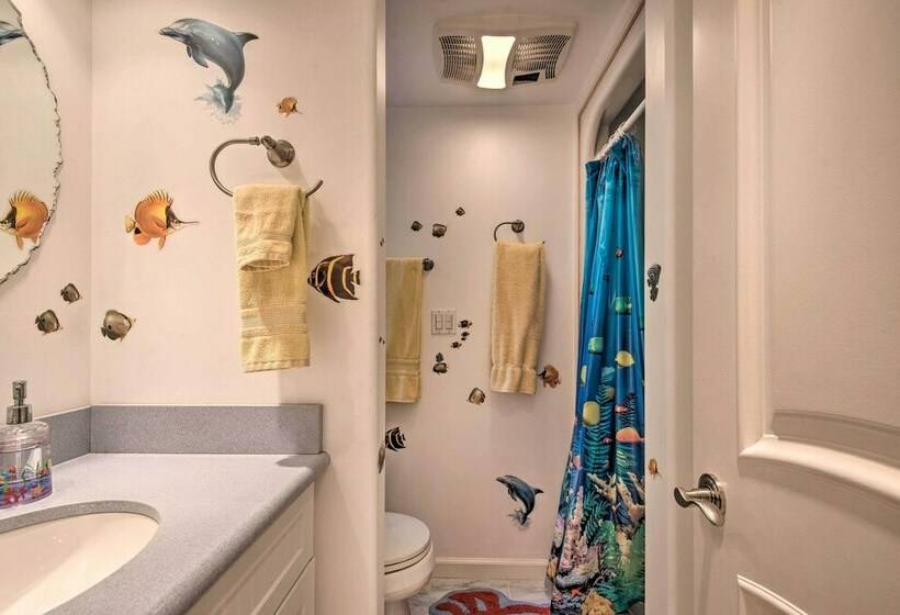 Catalina Island Home: Walk To Main Street Beach!