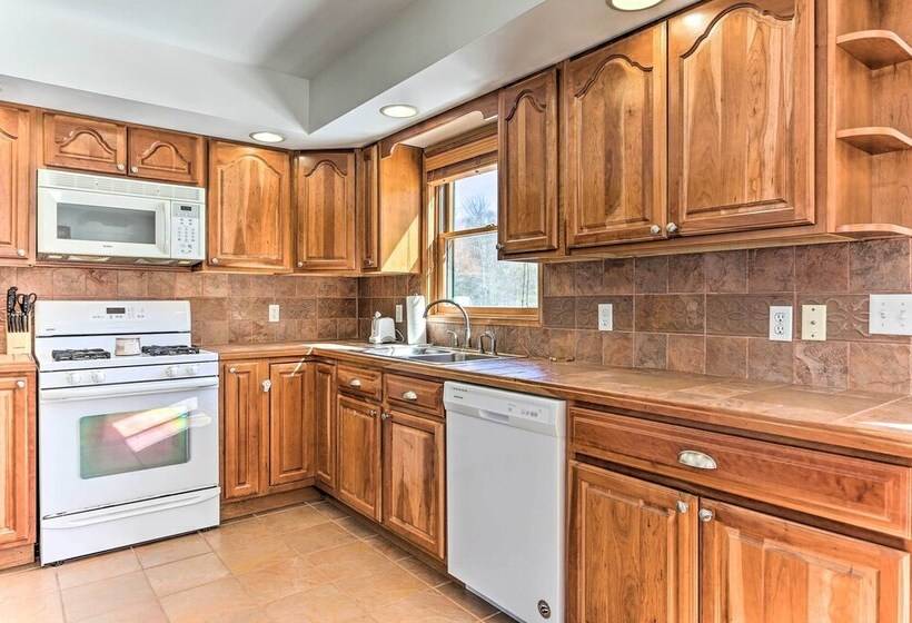 Catskills Cabin Escape With Deck And Fire Pit!