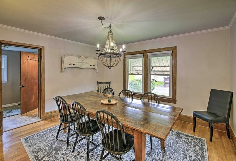 Trout House  In Dtwn Damascus: Near Creeper Trail