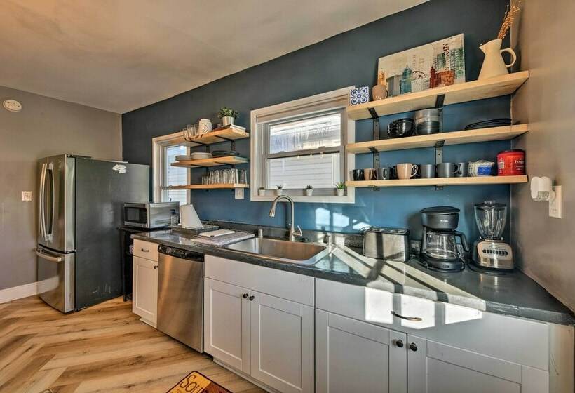 Central Milwaukee Home W/ Hot Tub!