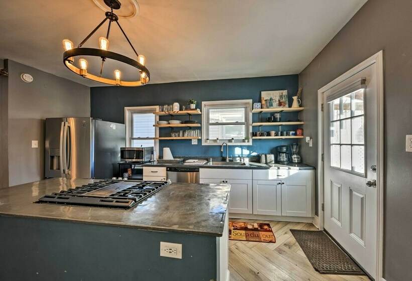 Central Milwaukee Home W/ Hot Tub!