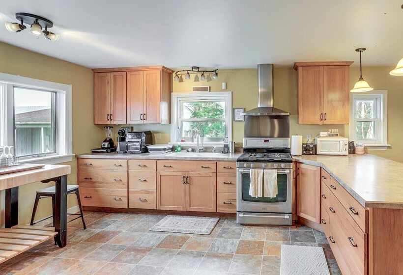 Central & Private Milan Home ~ 10 Mi To Sandusky!