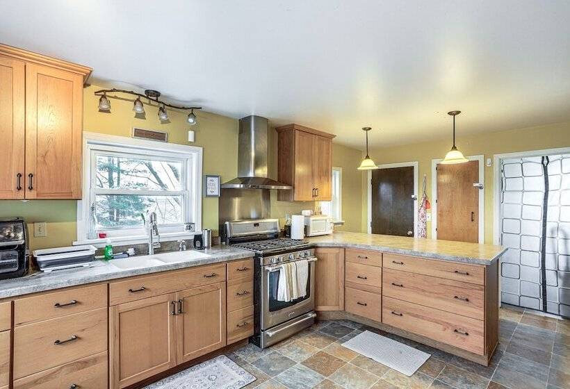 Central & Private Milan Home ~ 10 Mi To Sandusky!