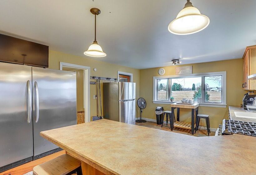 Central & Private Milan Home ~ 10 Mi To Sandusky!