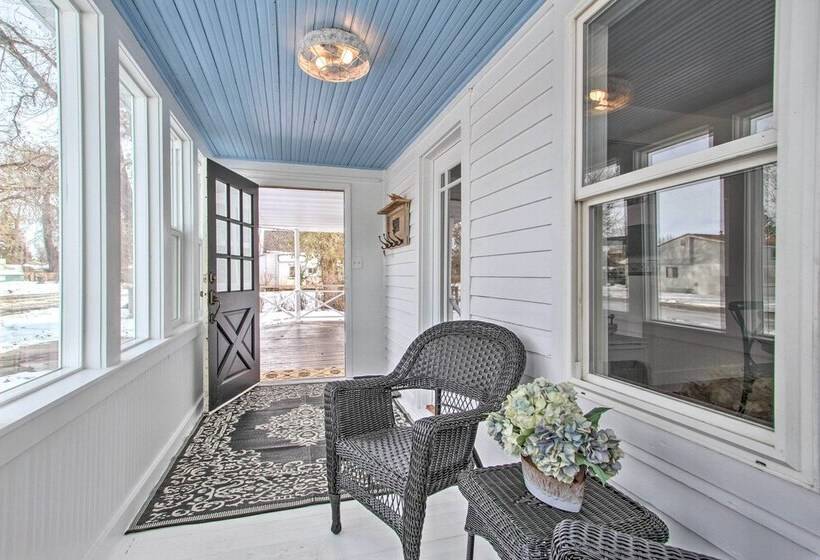 Charming Choteau Cottage: Ski & Fish Nearby!