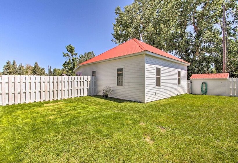 Charming Choteau Cottage: Ski & Fish Nearby!