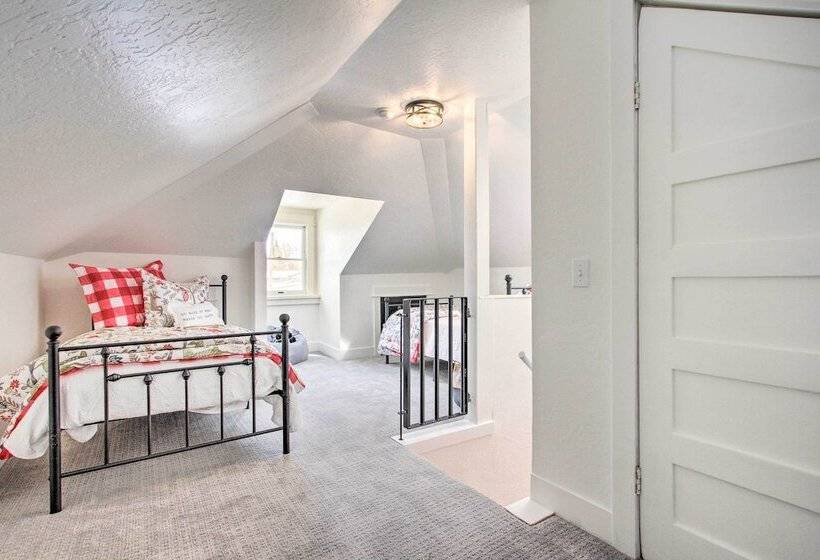 Charming Choteau Cottage: Ski & Fish Nearby!