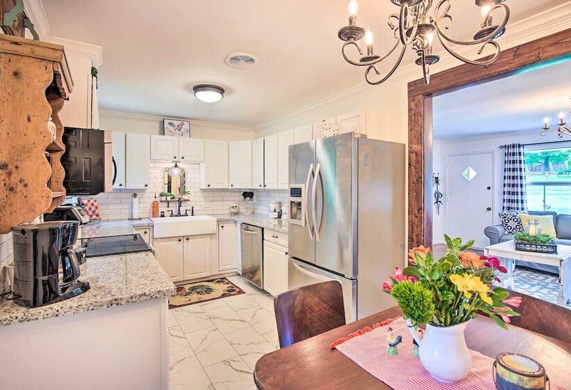 Charming Country Cottage: 5 Mi To Downtown Tulsa!