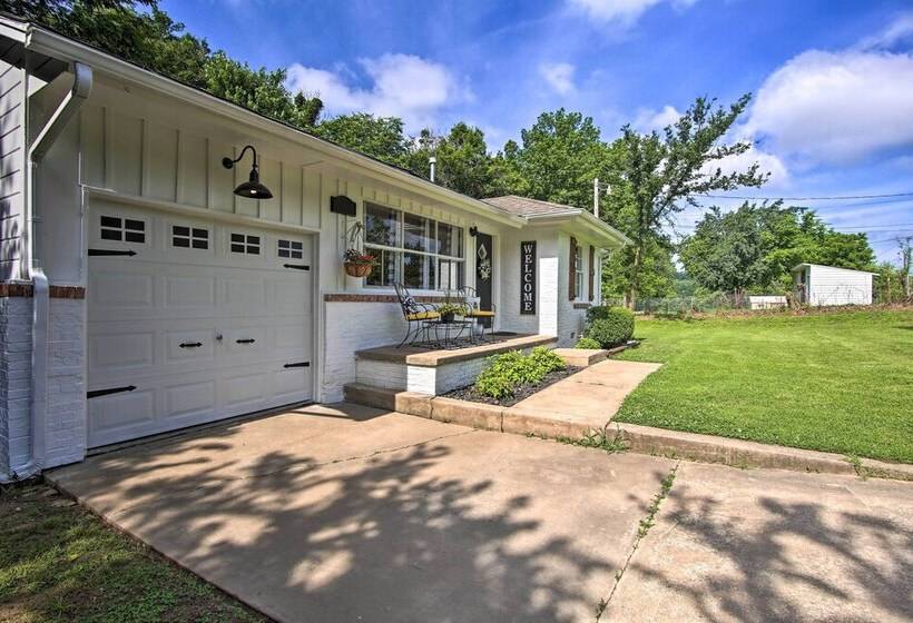 Charming Country Cottage: 5 Mi To Downtown Tulsa!