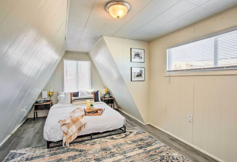 Charming Evanston A Frame: Dog Friendly!