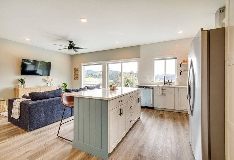 Charming Florence Home W/ Fire Pit & River Views!