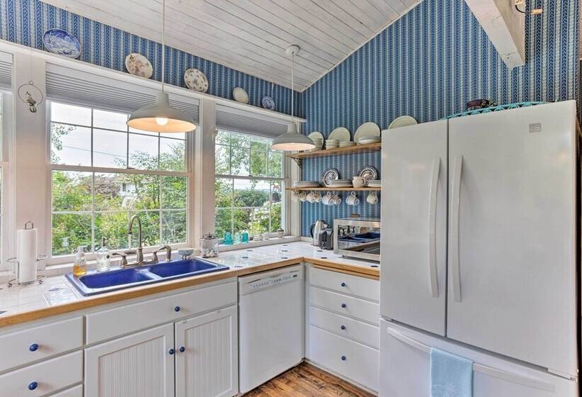 Charming Historic Retreat Near Poverty Bay!