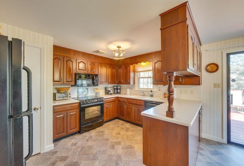 Charming Leola Home: 10 Mi To Downtown Lancaster!