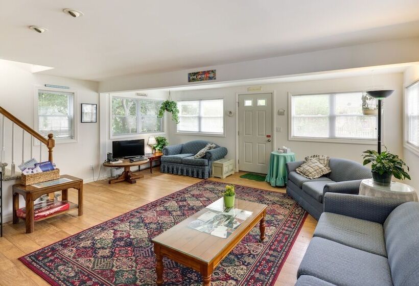 Charming Old Saybrook Home: Half Mi To Sand & Sea!