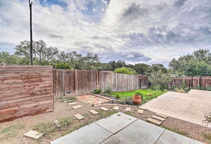 San Antonio Retreat W/ Fireplace + Pool Access!