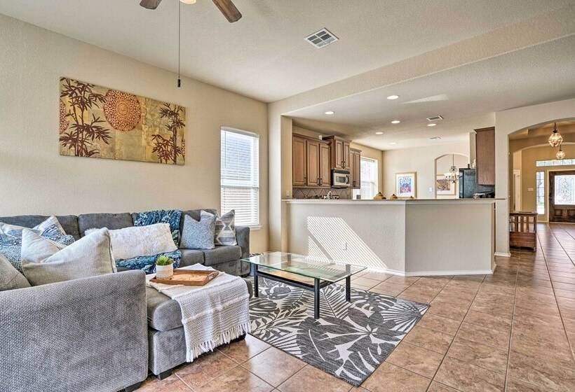 San Antonio Retreat W/ Fireplace + Pool Access!