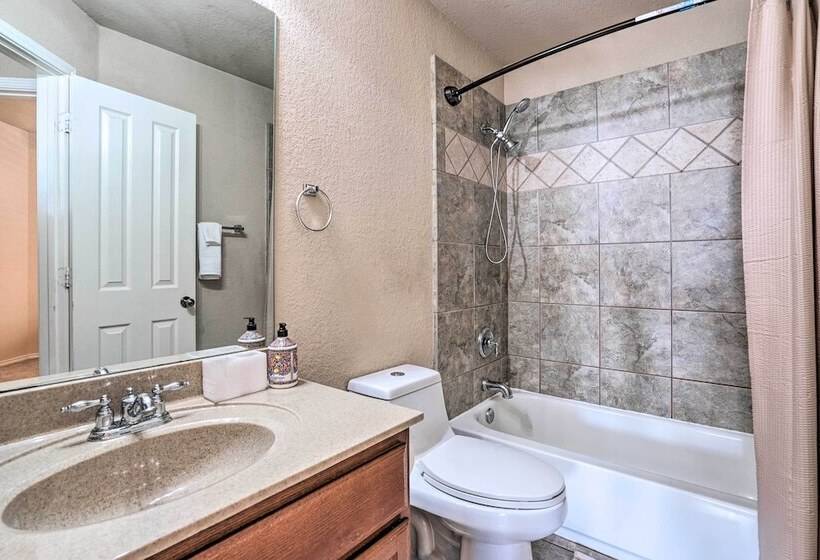 San Antonio Retreat W/ Fireplace + Pool Access!