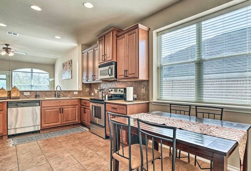 San Antonio Retreat W/ Fireplace + Pool Access!