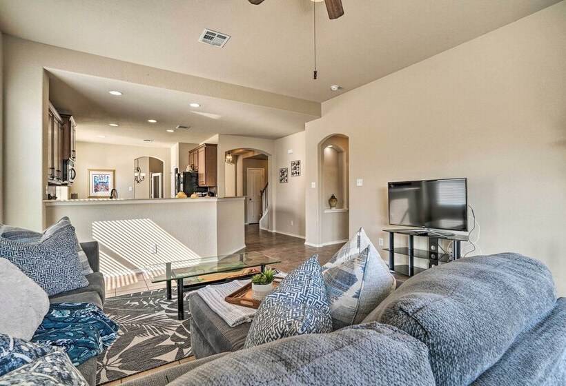 San Antonio Retreat W/ Fireplace + Pool Access!