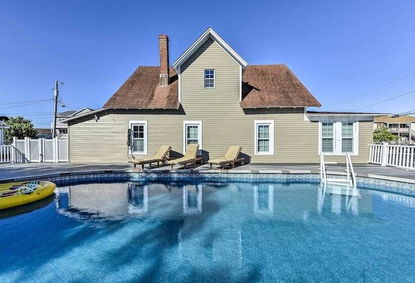 Charming Wildwood Hideaway W/ Private Pool & Deck!