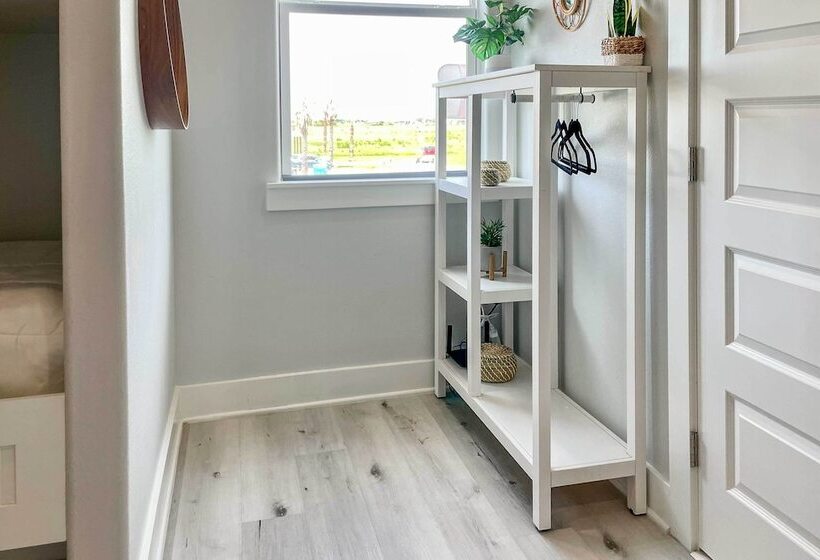 Walk To Beach: Chic Crystal Beach Escape W/ Deck!