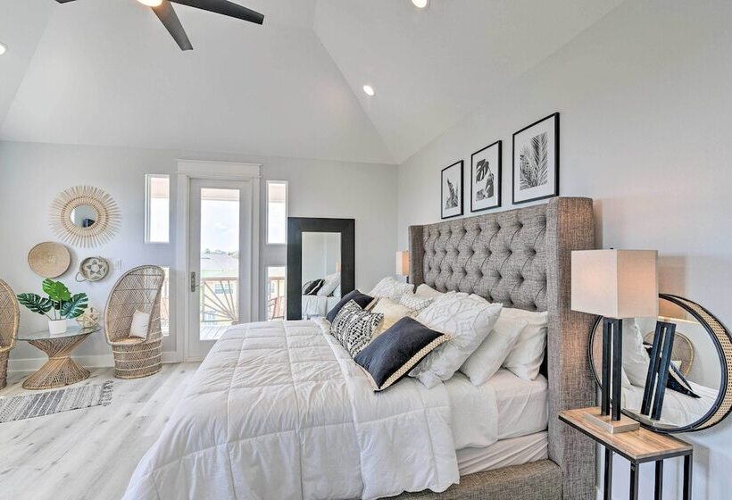 Walk To Beach: Chic Crystal Beach Escape W/ Deck!