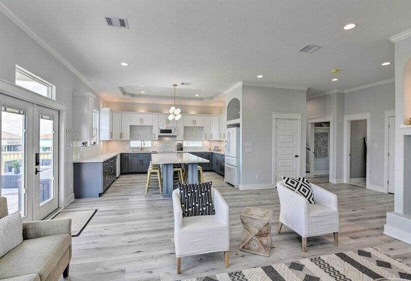 Walk To Beach: Chic Crystal Beach Escape W/ Deck!