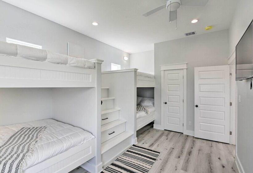 Walk To Beach: Chic Crystal Beach Escape W/ Deck!