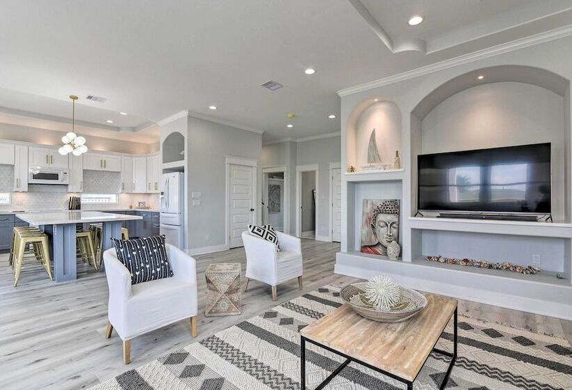 Walk To Beach: Chic Crystal Beach Escape W/ Deck!