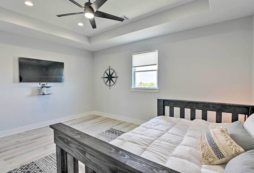 Walk To Beach: Chic Crystal Beach Escape W/ Deck!