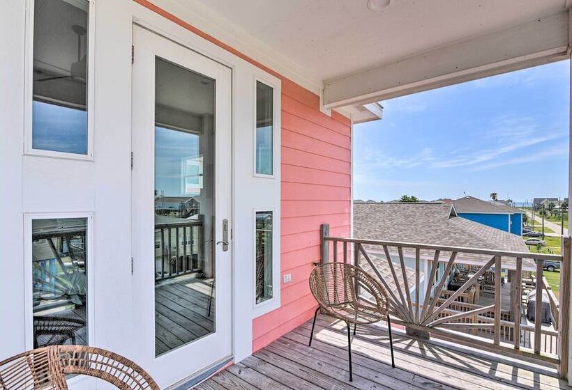 Walk To Beach: Chic Crystal Beach Escape W/ Deck!